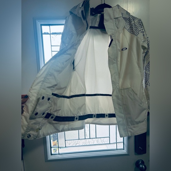 Oakley’s snowboarding over shell coat. Medium in new condition - Picture 4 of 8